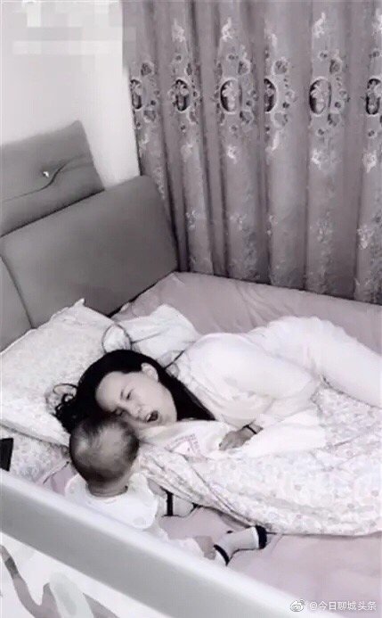 还躺在床上不停地给宝宝扮鬼脸,最后因为动作幅度太大,还撞到了头