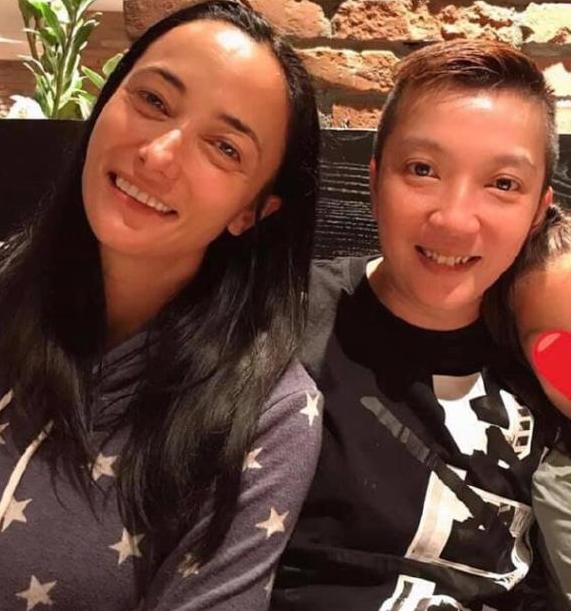 相恋17年，吴彦祖罕见携老婆走红毯，妻子老得也太快了