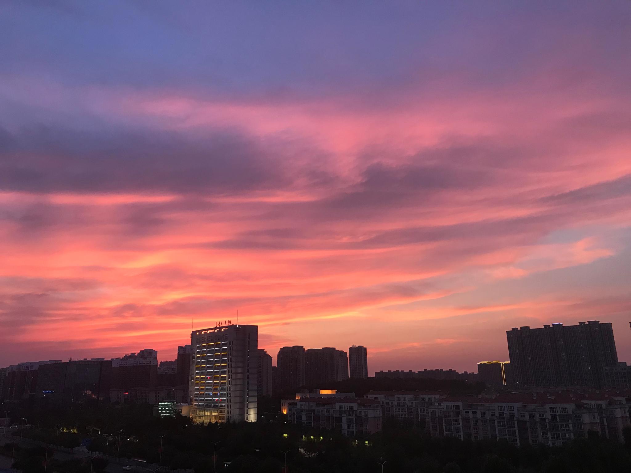 失眠了.翻到手机里去年夏天你们投稿的晚霞.