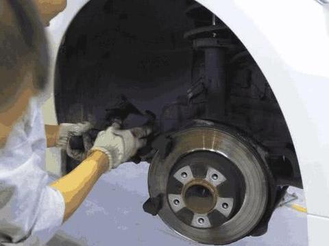 刹车片3万公里换一次？老司机笑了：听声音就知道啥时候该换