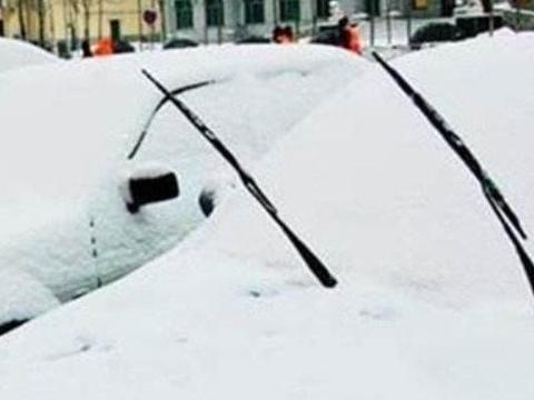 下雪的时候，为什么汽车的雨刷要立起来呢？