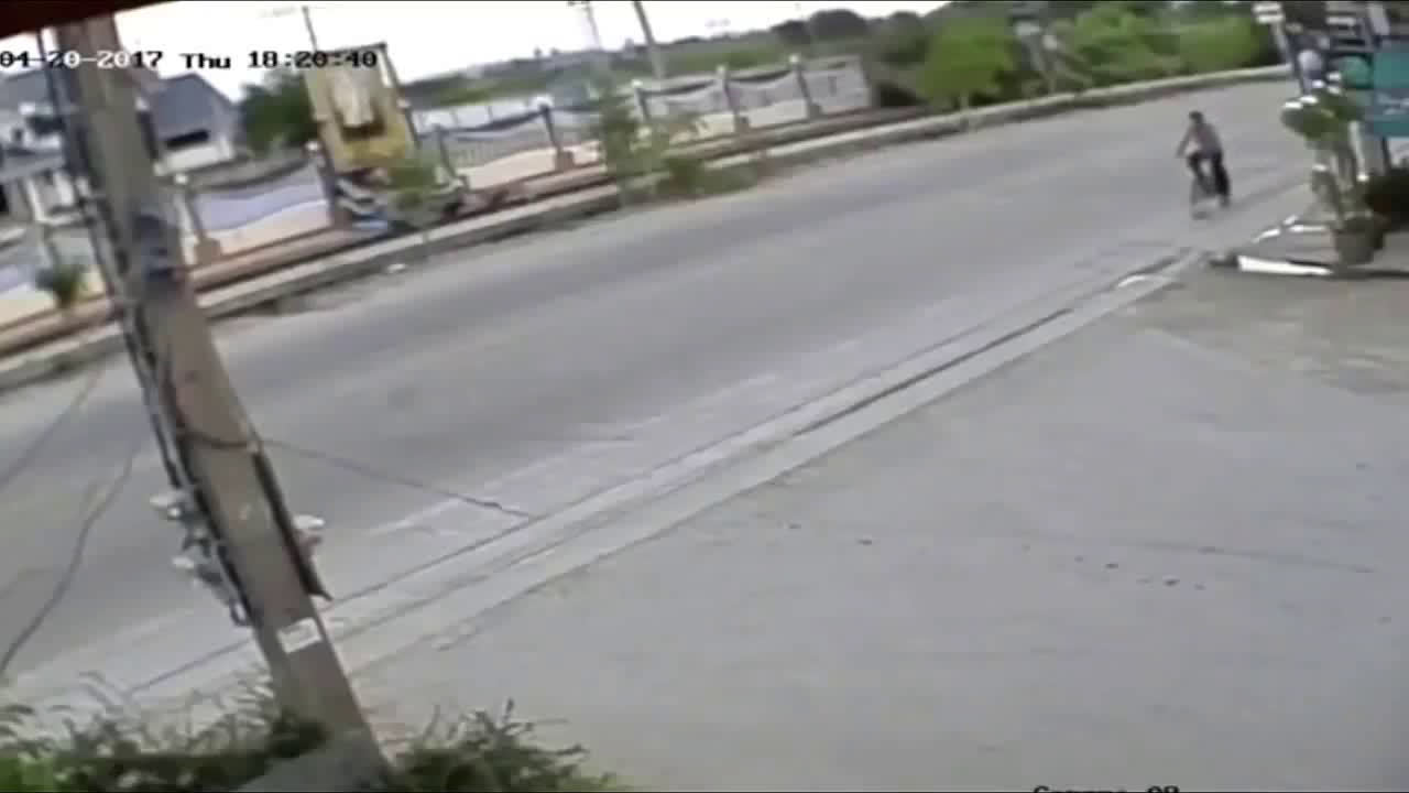 大卡车前轮脱落，淡定小伙捡条命