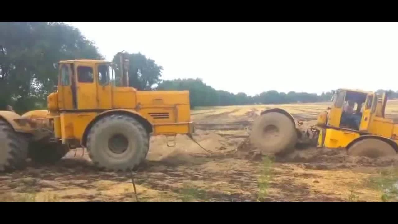 霸气的拖拉机拯救陷入泥潭的推土机和卡车