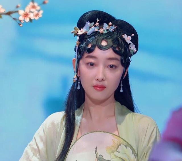 蒋梦婕依然是扮演9年前她演过的林黛玉,不变的呆滞神情……我也真的是
