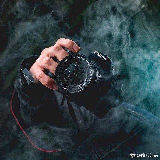 听说摄影师都有那么几张和相机的自拍