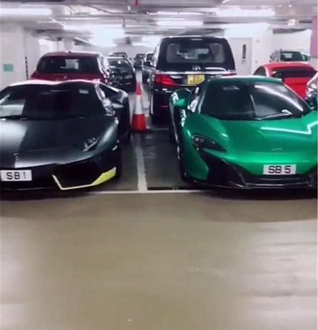 富二代炫富,晒车库4辆豪车,车价都超百万,车牌字母是"