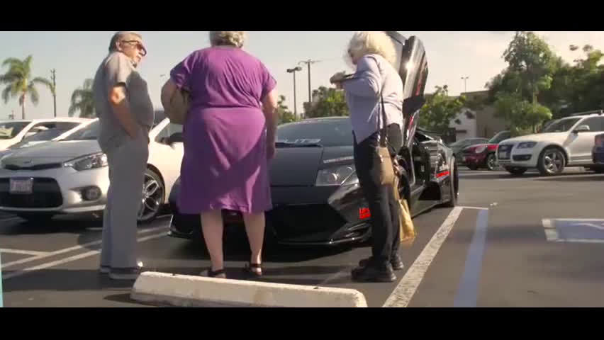 老奶奶开跑车上路，一路引围观。这就是奋斗的动力之一，即使老了