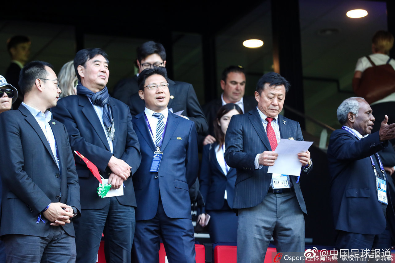 杜兆才、林晓华及中国驻法国大使观战