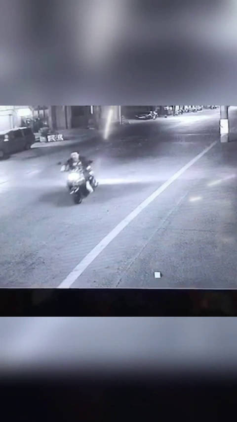 女子骑电动车逆行，忽然任性的停下车准备打电话.........