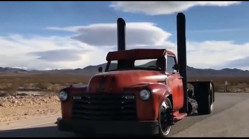 老司机改装的汽车，这估计是跑车改装成的，这车鸣声真给力