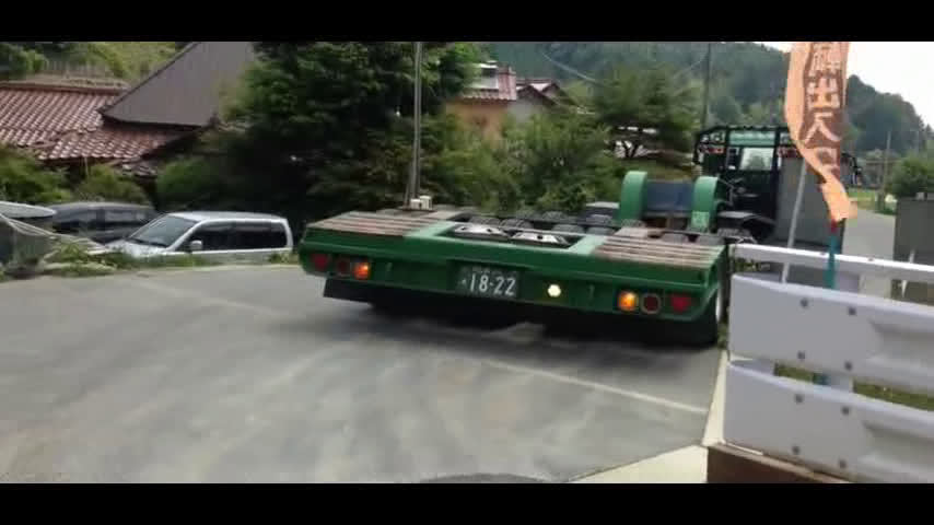 卡车后面拉着的托板太长了，到了桥上，倒车都难！