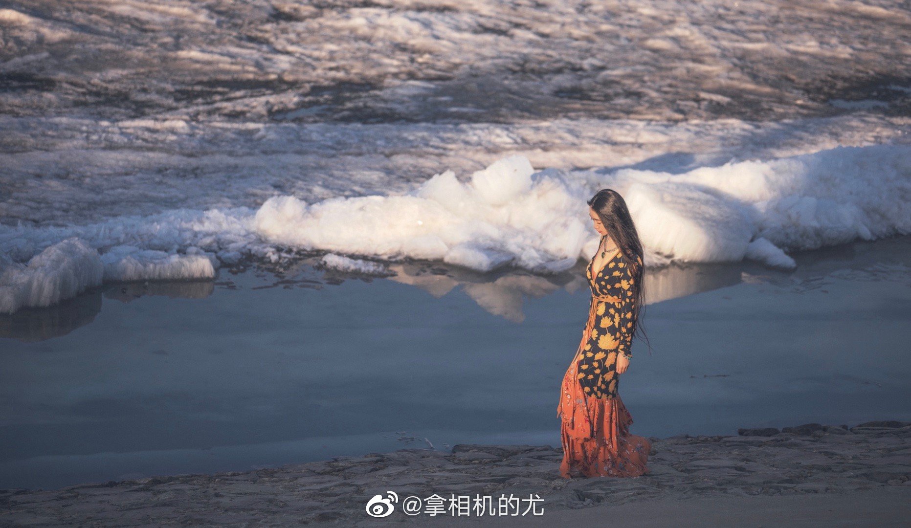 阳光与春风融化了冰封。冰块承受不住暖流而解体游向下游