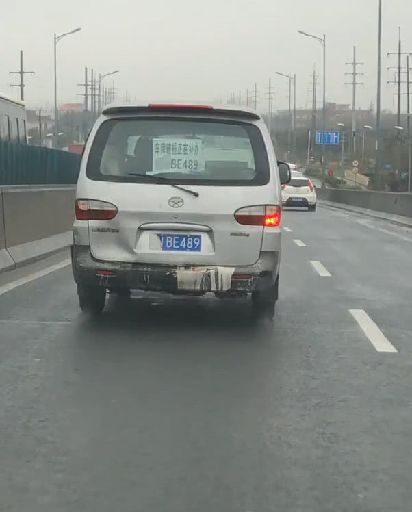 街头偶遇14万瑞风,车尾贴车牌告示,网友:兄弟,12分没了吧