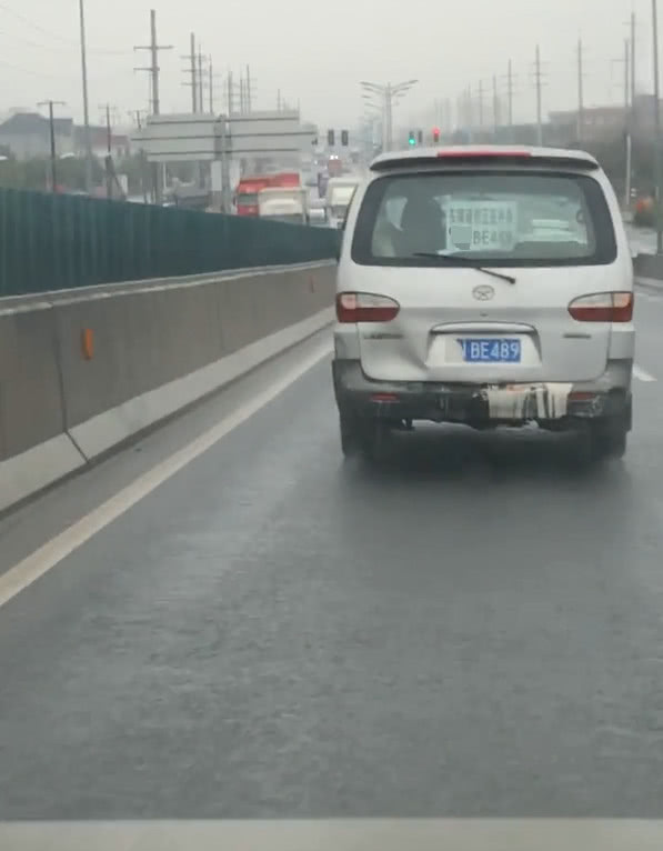 街头偶遇14万瑞风,车尾贴车牌告示,网友:兄弟,12分没了吧