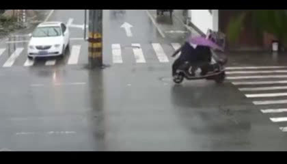 这起电动车与行人事故中，遮阳伞是主谋，交通安全意识差是帮凶！