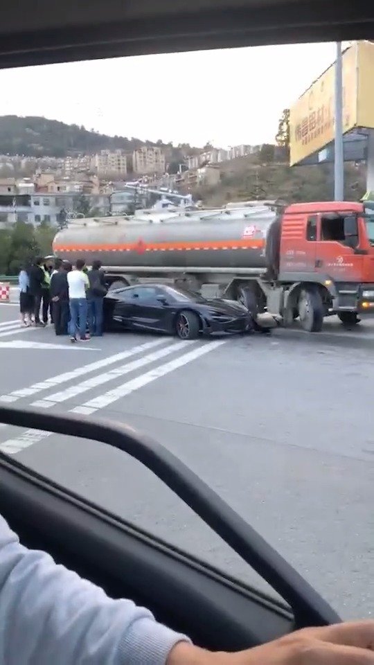 价值数百万迈凯伦跑车与大货车亲密接触车身受损严重