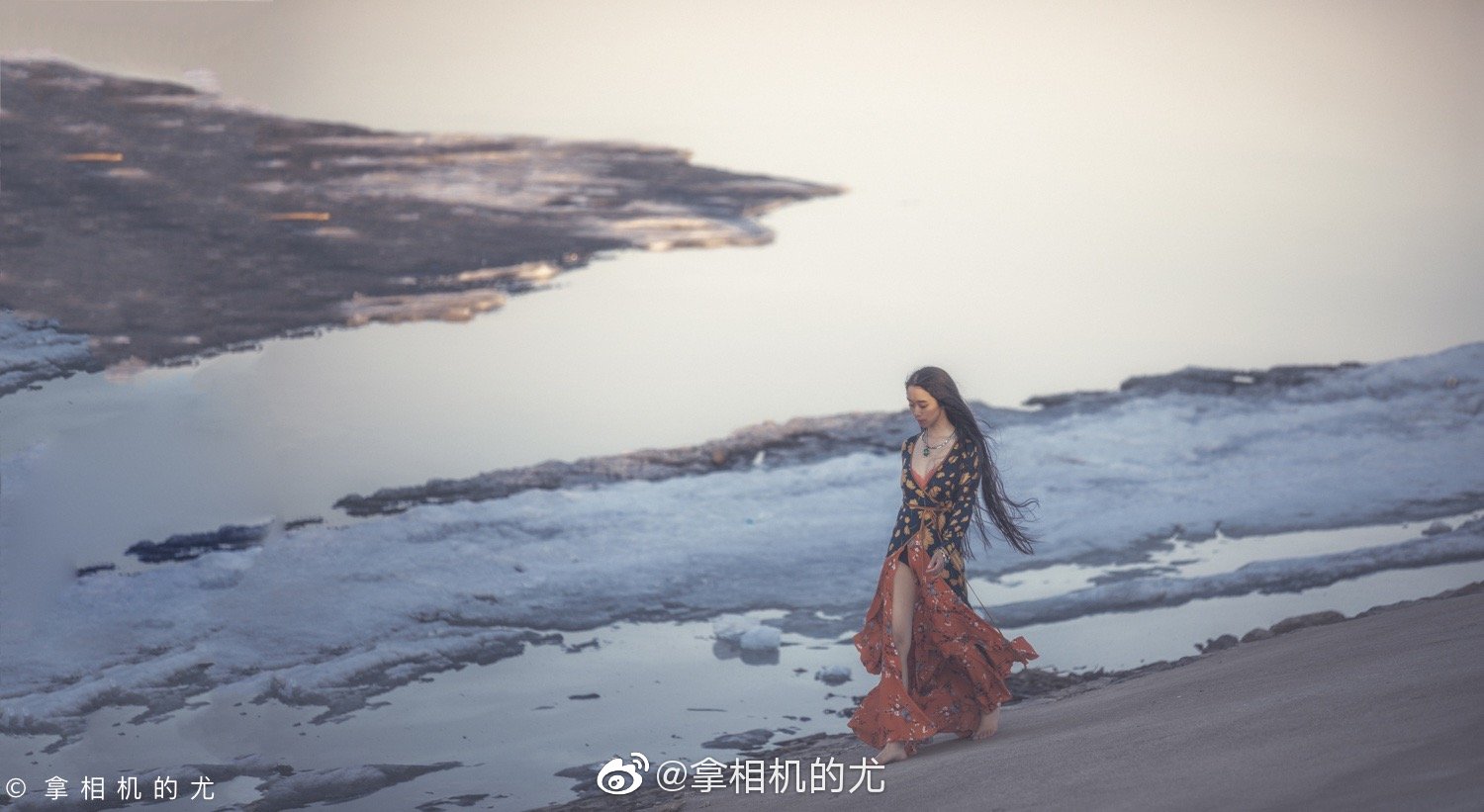 阳光与春风融化了冰封。冰块承受不住暖流而解体游向下游