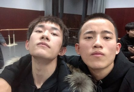 中戏期末考合影来找找易烊千玺李兰迪胡先煦在