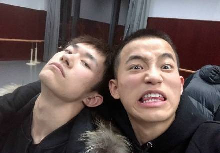 中戏期末考合影来找找易烊千玺李兰迪胡先煦在