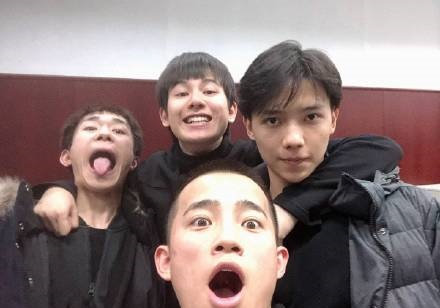 中戏期末考合影来找找易烊千玺李兰迪胡先煦在