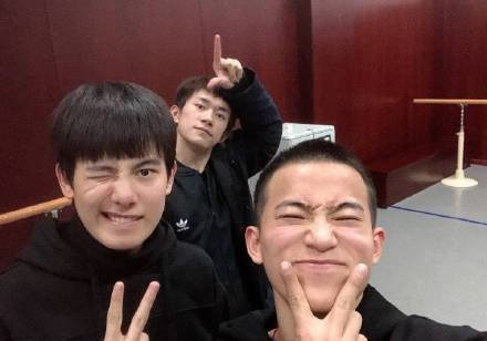 中戏期末考合影来找找易烊千玺李兰迪胡先煦在