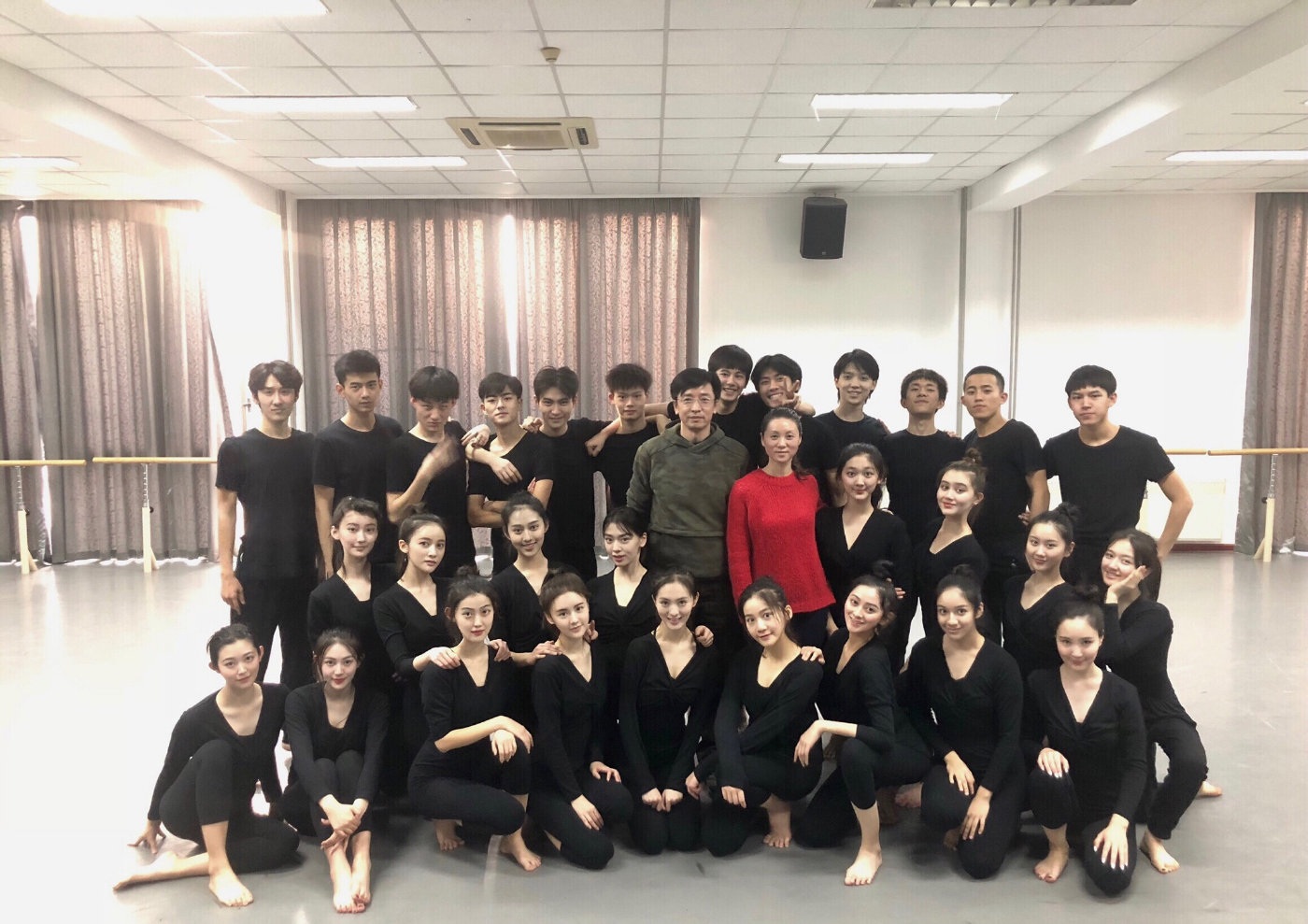 中戏期末考合影来找找易烊千玺李兰迪胡先煦在