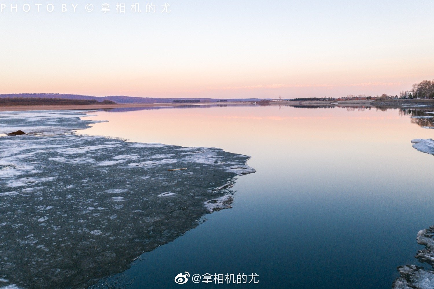 阳光与春风融化了冰封。冰块承受不住暖流而解体游向下游