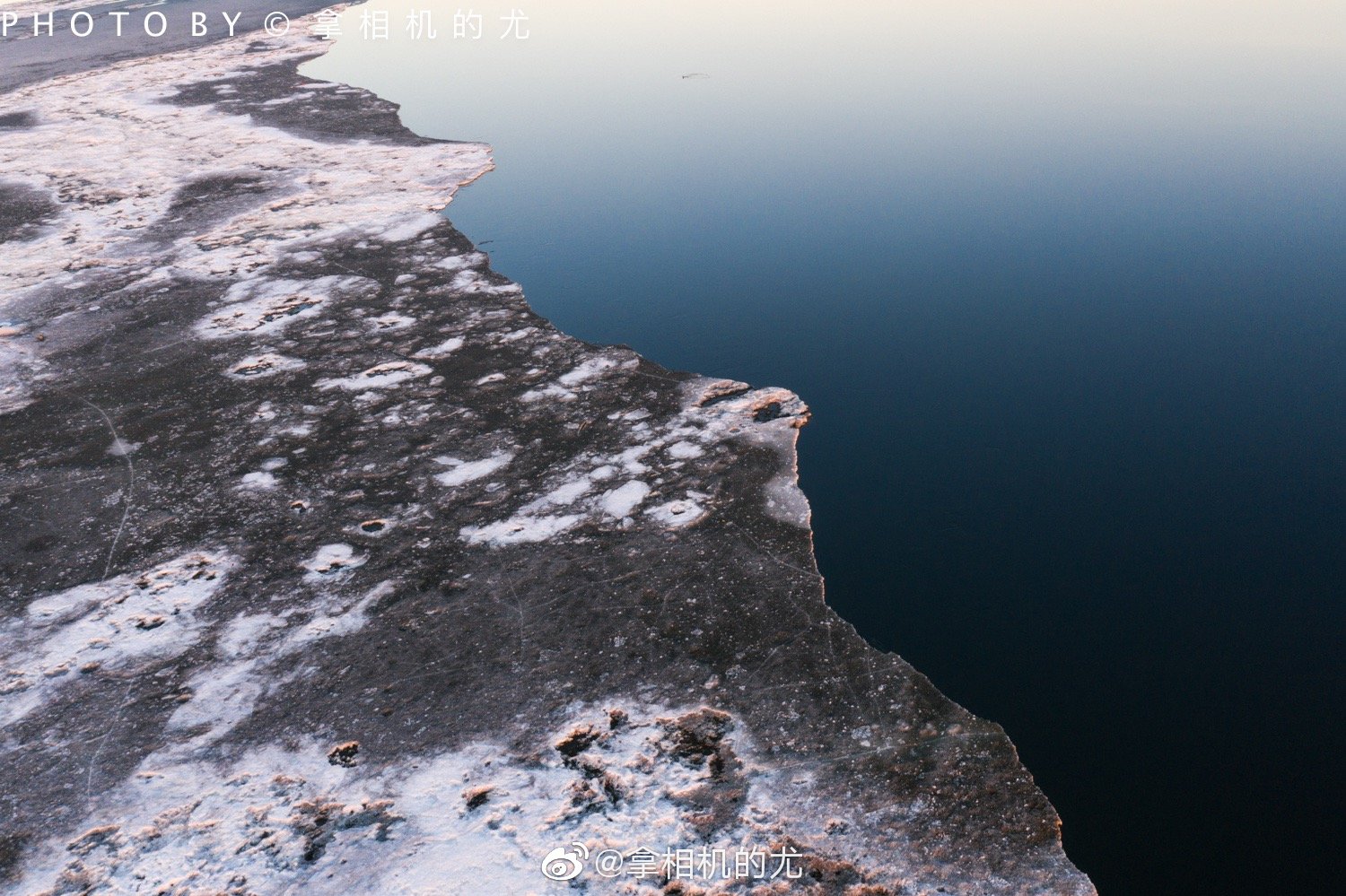 阳光与春风融化了冰封。冰块承受不住暖流而解体游向下游