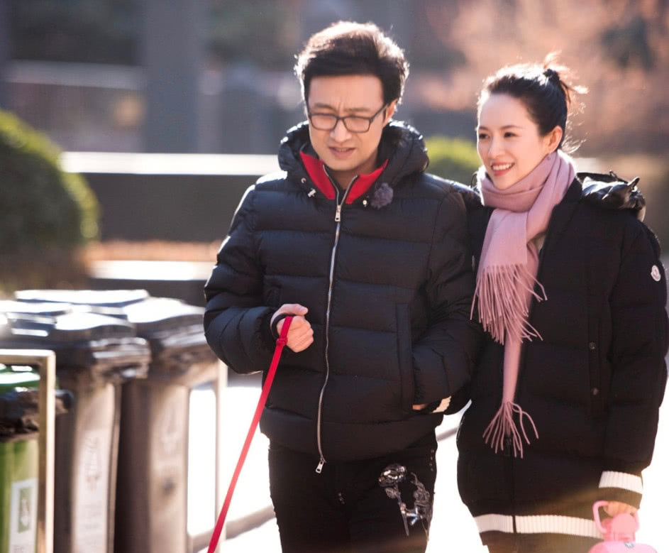 章子怡参加《妻子的浪漫旅行》,黑色过膝靴穿