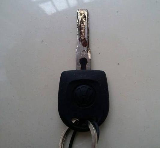 汽车有个部位“藏着”备用钥匙，再也不怕钥匙忘带了，真是方便