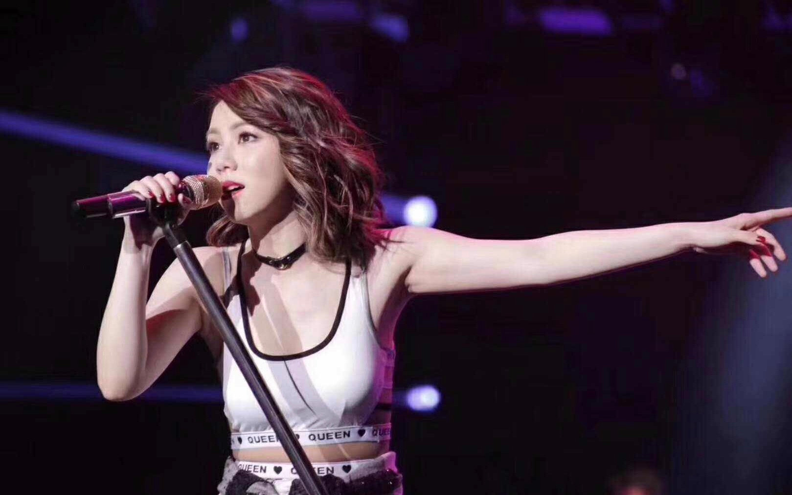 邓紫棋澳门演唱会延迟,发文道歉连说四个对不起,网友纷纷力挺。