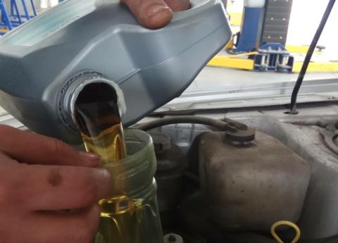 全合成机油可以10000公里才换？修车师傅：你的发动机得大修了