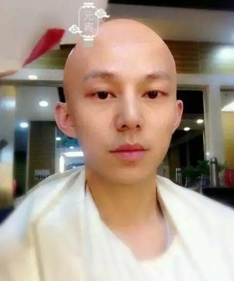 何炅的变装秀让赵薇、章子怡自愧不如,从梅长苏到小燕子都能驾驭