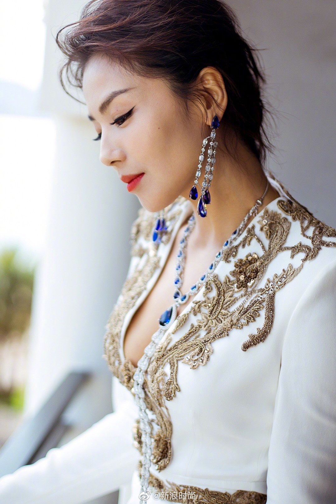 刘涛tamia 身穿etro定制的白色深v高开叉礼服搭配萧邦chopard珠宝亮