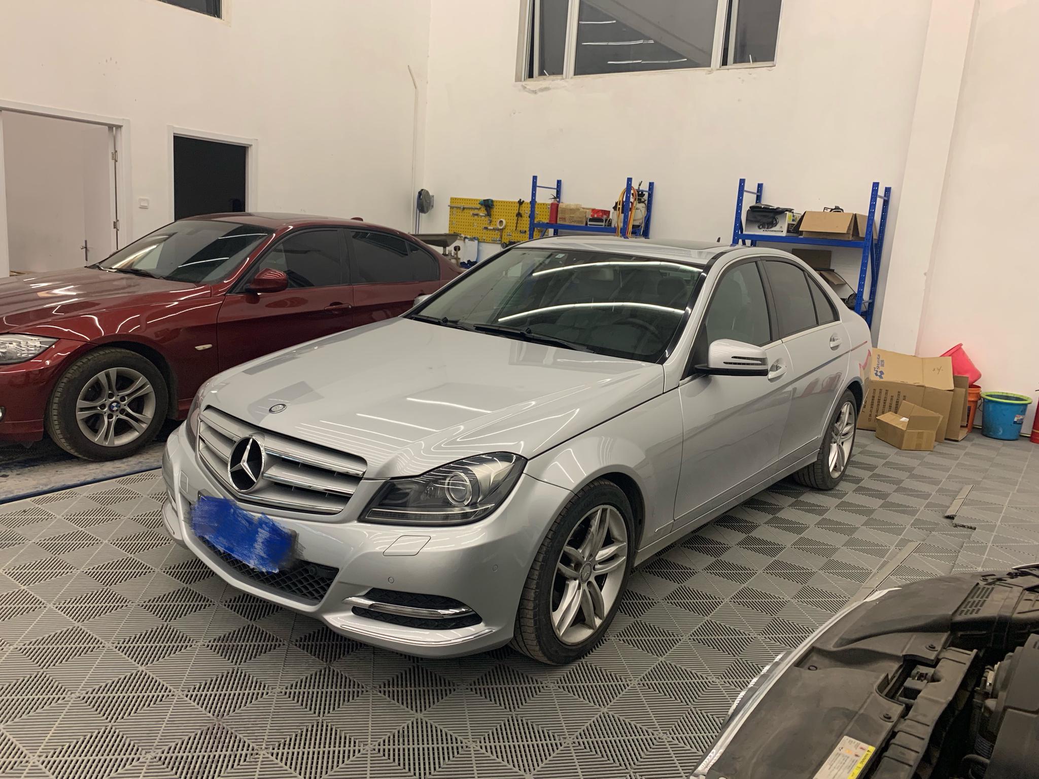 今晚又到货一台奔驰C300,在国内的W204产品序列里,没记错的话