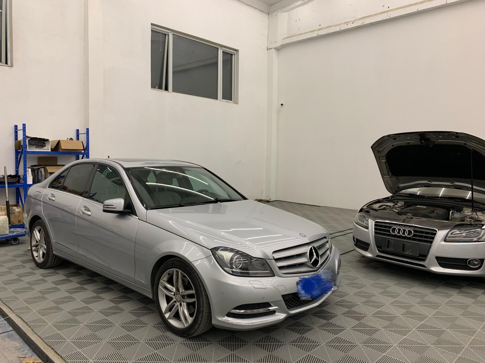 今晚又到货一台奔驰C300,在国内的W204产品序列里,没记错的话