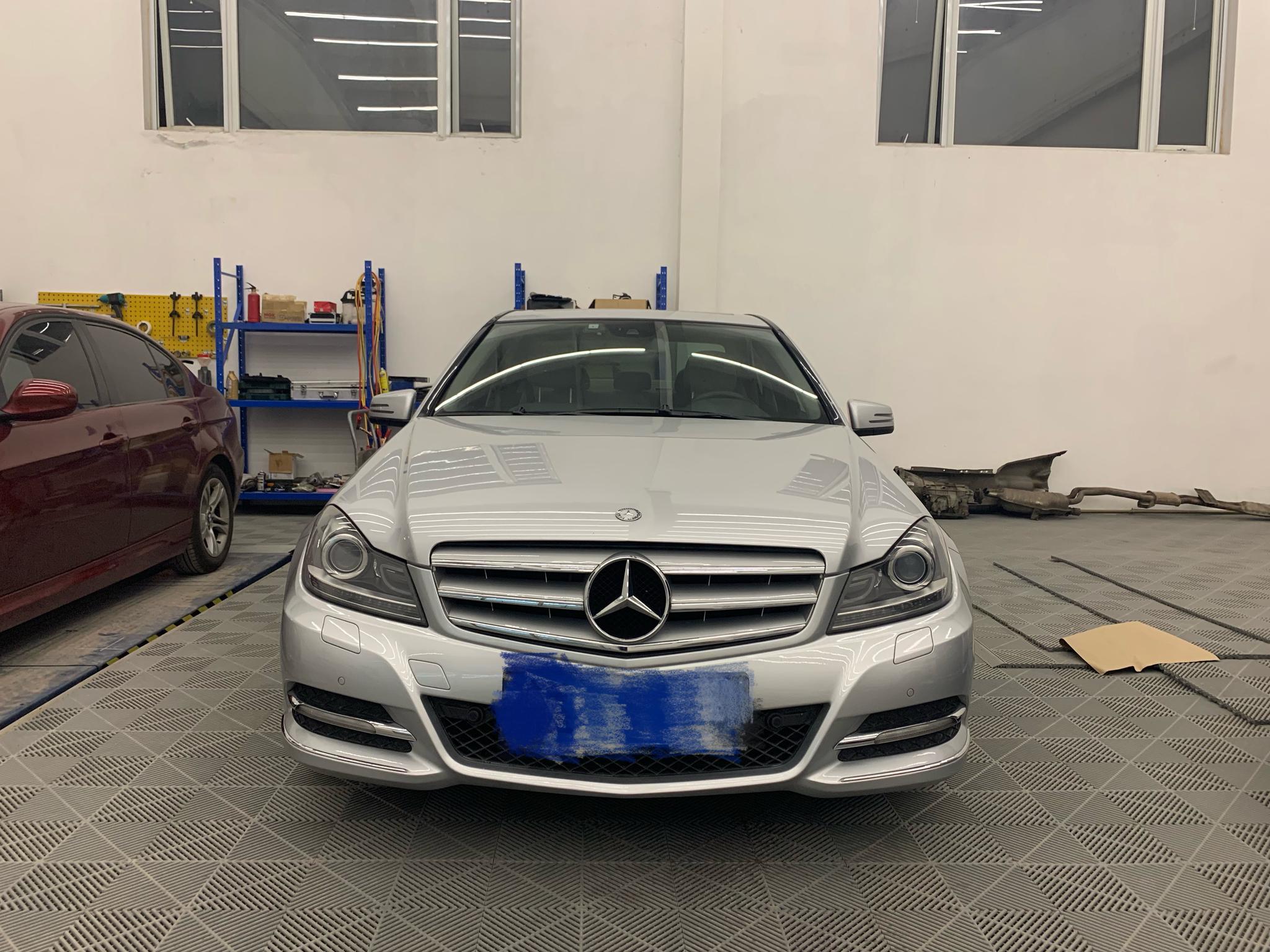 今晚又到货一台奔驰C300,在国内的W204产品序列里,没记错的话