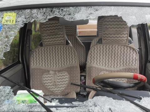 车玻璃被砸碎，保险公司不给赔你说错了一个字