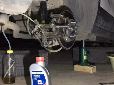 汽车刹车油多长时间更换一次？含水量的高低对它有什么影响？