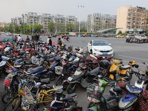 交警通知今年4月起，电动车也要考驾照了，具体费用已全部公布