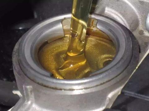 5千公里换次机油都是骗局！知晓这3方面，就知道多久换次不伤车