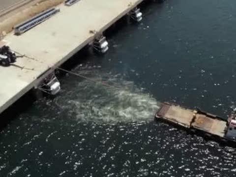 重型卡车和轮船拔河，谁的马力更大？