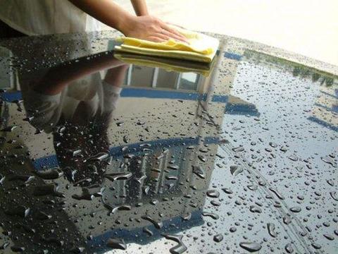 开车3年才知道：车内灰尘别用毛巾去擦，用一土方法轻松搞定