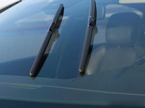 雨刮器“刮不干净”，还有异响？修车师傅教你1招，就能弄好！