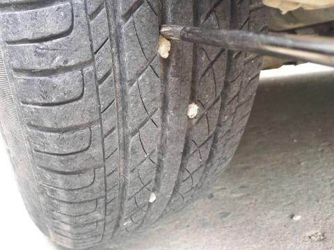 轮胎卡石子，傻人才用钥匙抠，10年老司机：聪明人都这么做