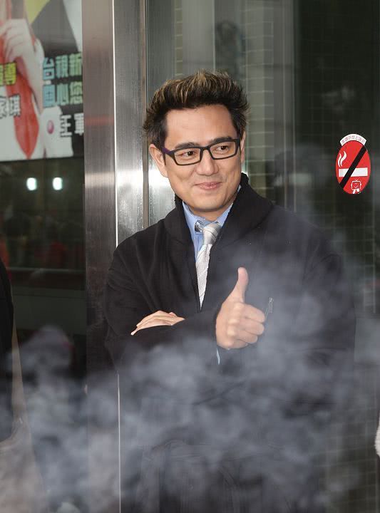 他本是当红小生，却因劈腿导致女友跳楼自杀，如今沦落成路人