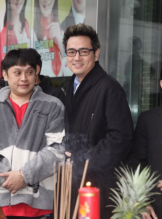 他本是当红小生，却因劈腿导致女友跳楼自杀，如今沦落成路人