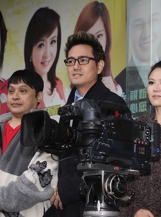 他本是当红小生，却因劈腿导致女友跳楼自杀，如今沦落成路人