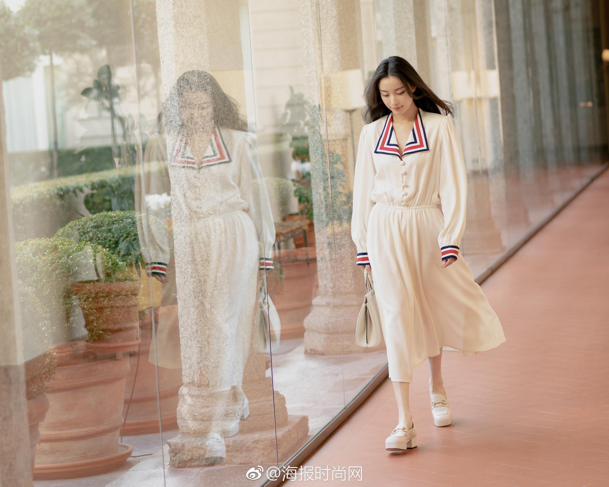 倪妮V 身着Gucci 2019春夏系列白色丝绸长裙，饰马