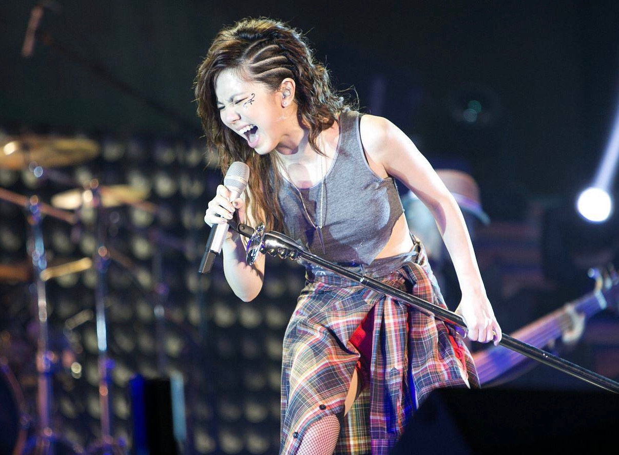 邓紫棋澳门演唱会延迟,发文道歉连说四个对不起,网友纷纷力挺。